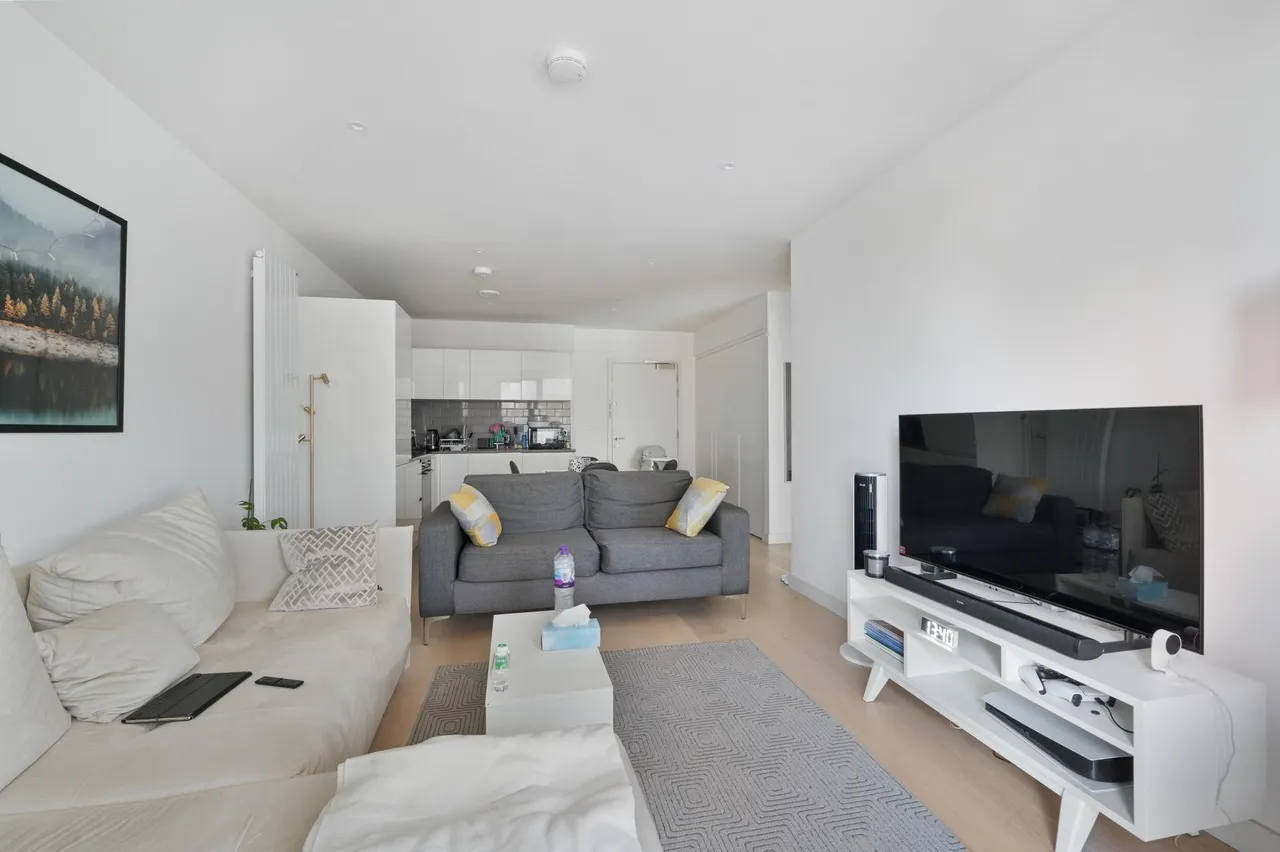 1 bed flat for sale, John Cabot House, Royal Wharf, E16