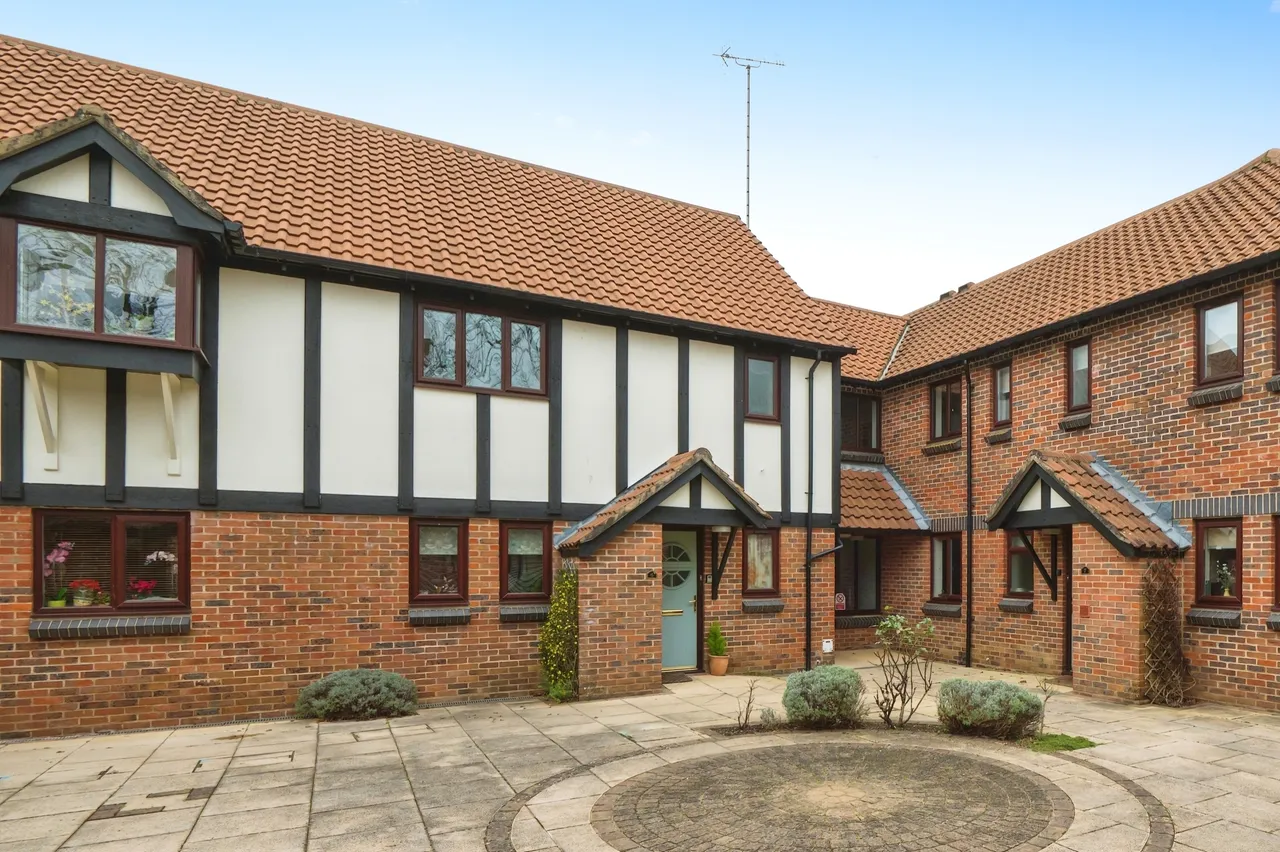 1 bed flat for sale, Lower Common Road, West Wellow, SO51
