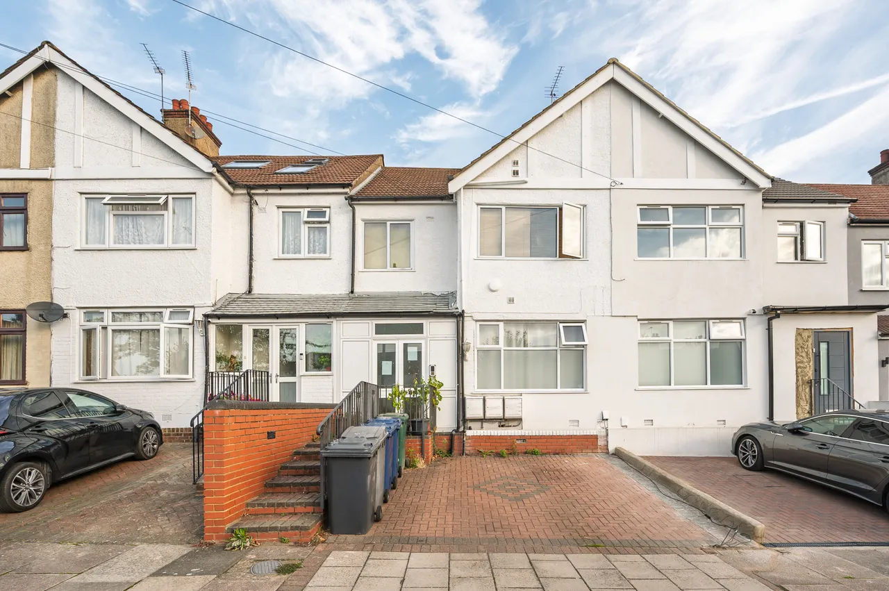 2 bed flat for sale, London, NW4