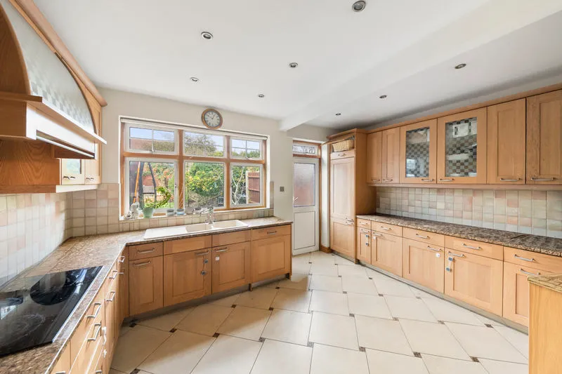 Barrow Point Avenue, Pinner, photo 3