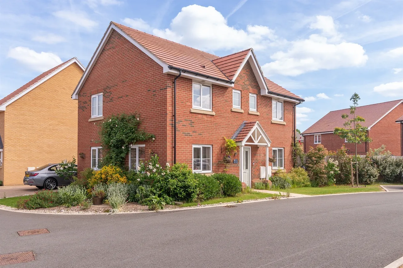 4 bed house for sale — Mcintosh Way, Maldon