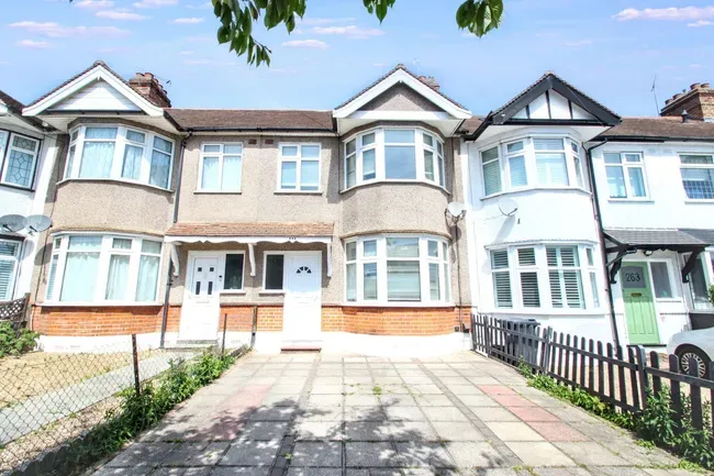 3 bed property to rent — Buckhurst Way, Buckhurst Hill, IG9
