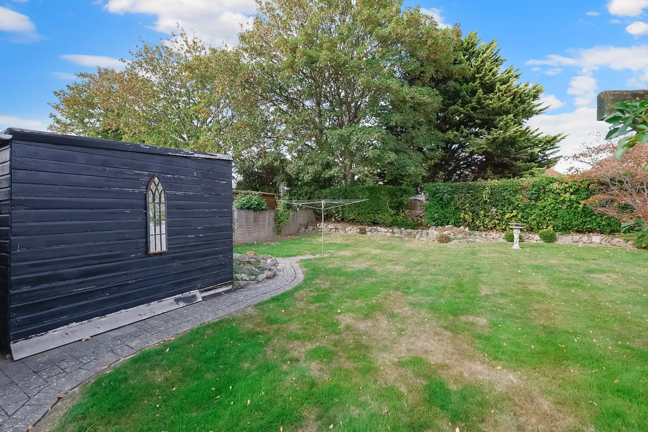 Balcombe Gardens, Horley, RH6, photo 2