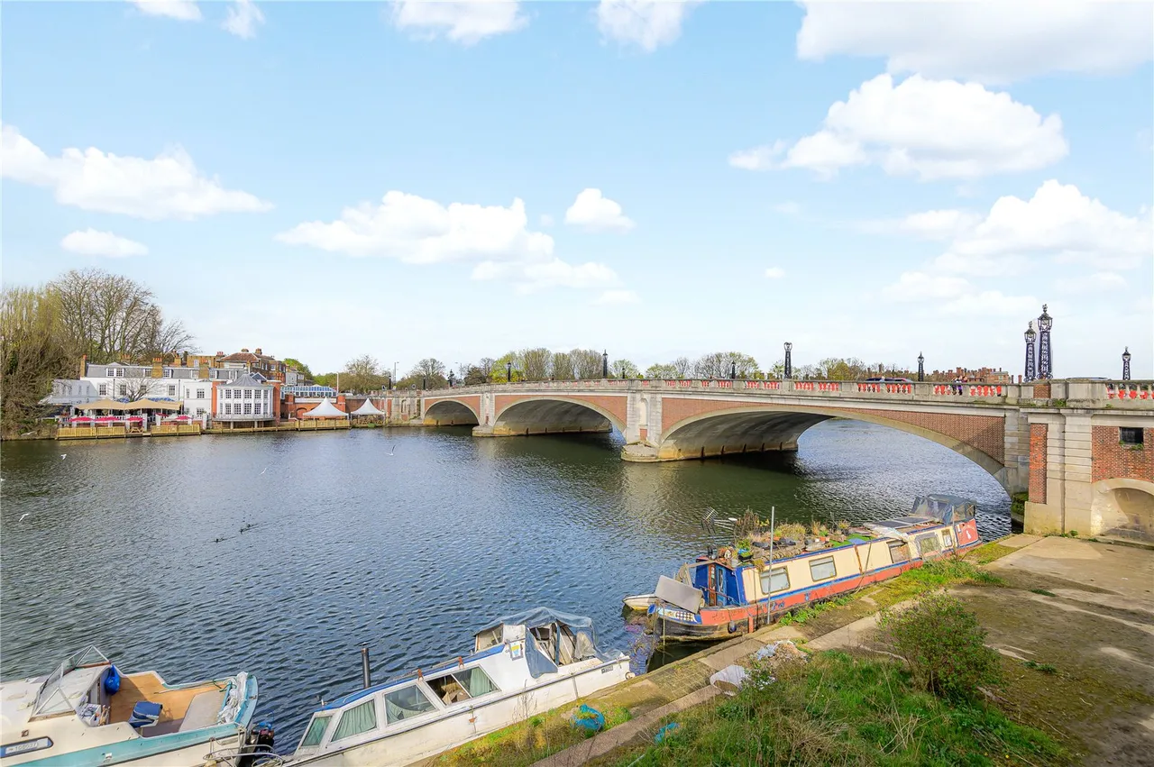 Bridge Road, East Molesey, KT8 9EU, photo 10