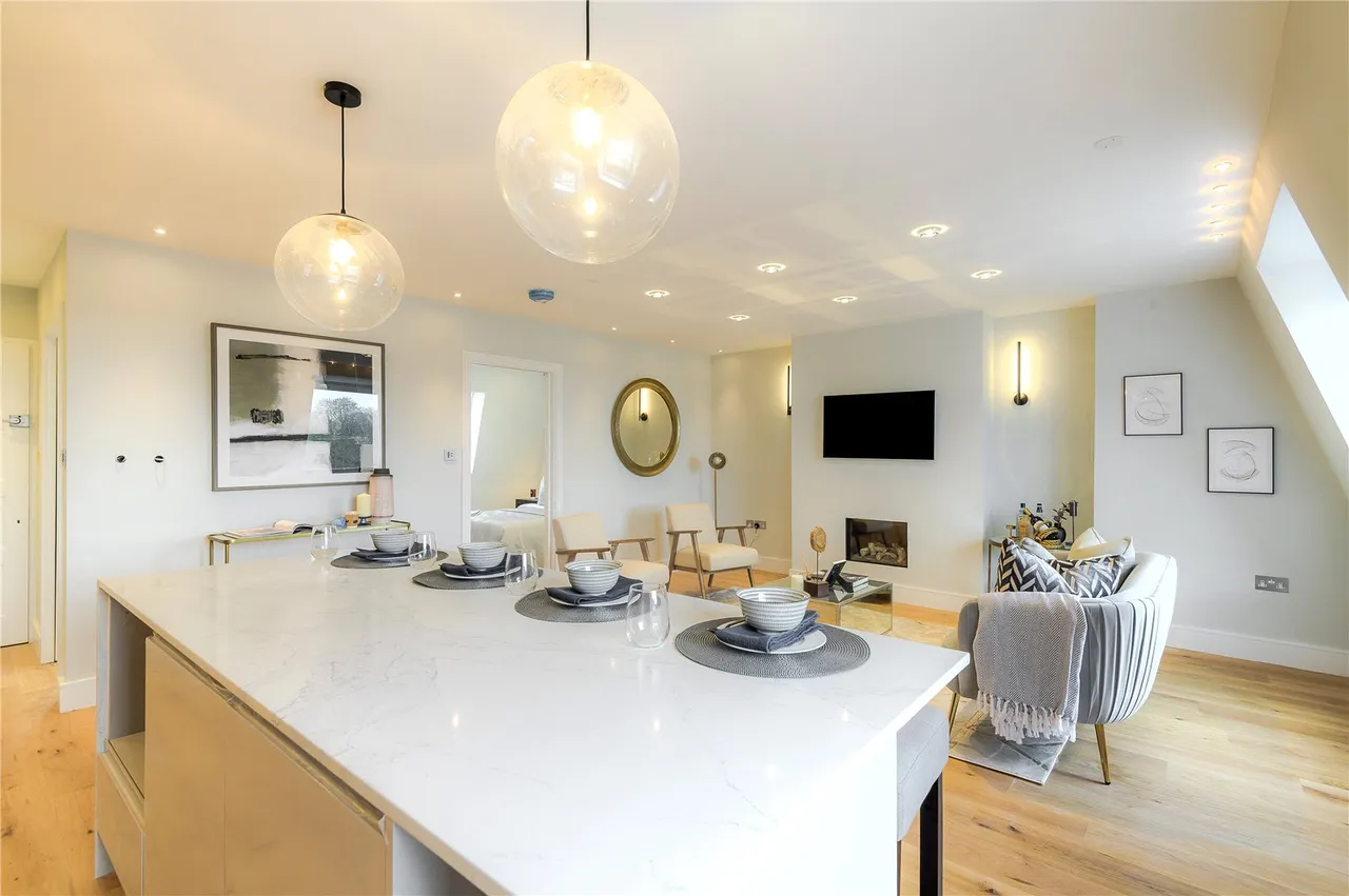 Bridge Road, East Molesey, KT8 9EU, photo 5