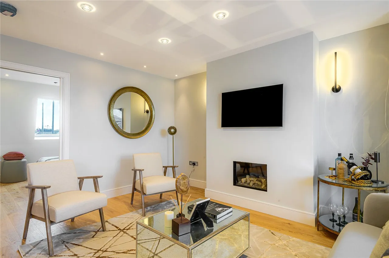 Bridge Road, East Molesey, KT8 9EU, photo 2
