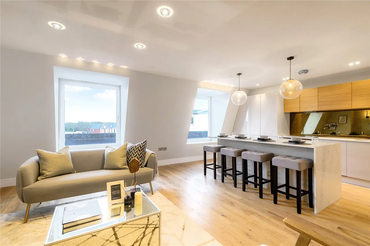 Bridge Road, East Molesey, KT8 9EU, photo 12