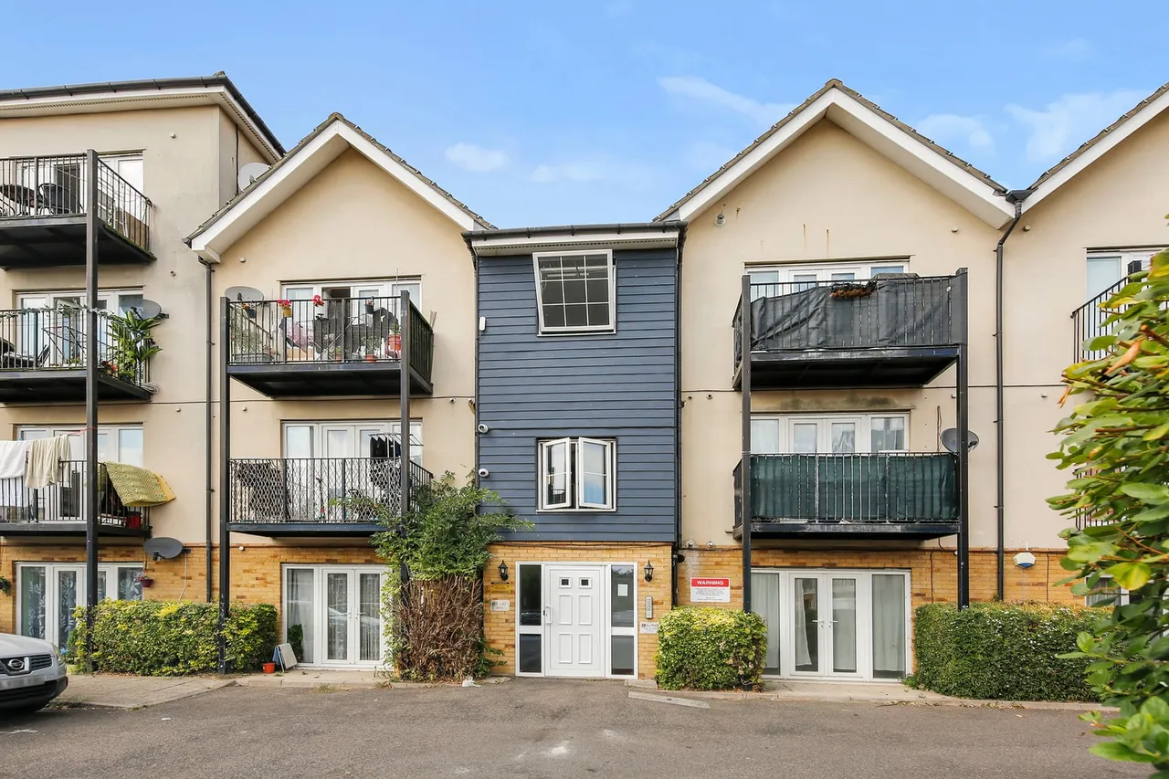 2 bed property for sale — 19 Blackthorn Road, Ilford, Essex, IG1 2NS