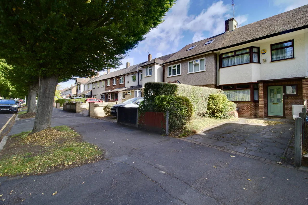 3 bed house for sale, Avenue Road, Harold Wood, RM3