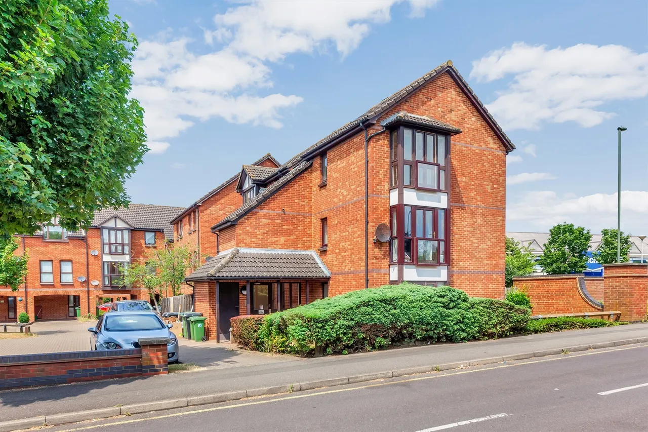 1 bed flat for sale, Farriers Road, Epsom, KT17