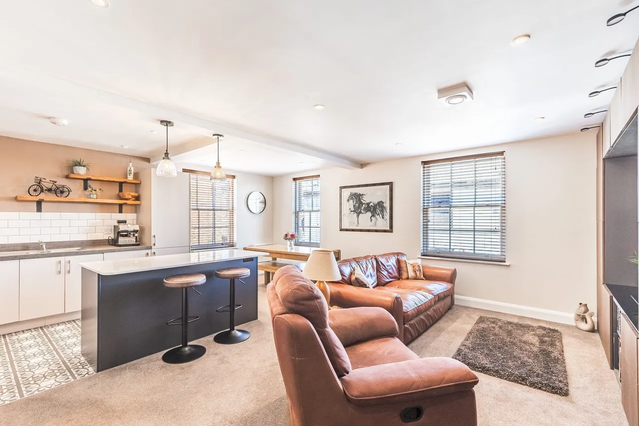 2 bed flat for sale, Second Floor Apartment in Norwich Clo