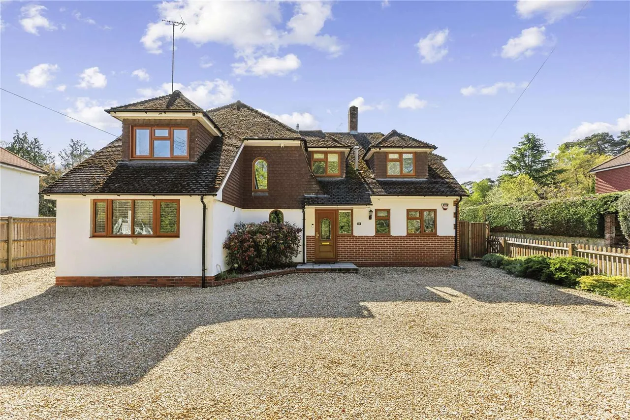 4 bed house for sale — Frensham Vale, Farnham, Surrey, GU10 3HN