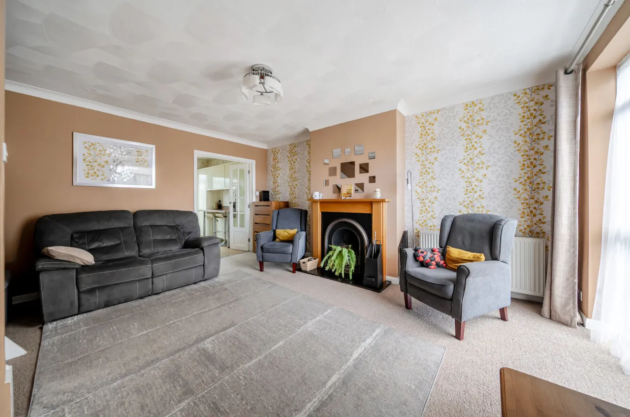 Larkfield Close, Lancing, BN15, photo 3