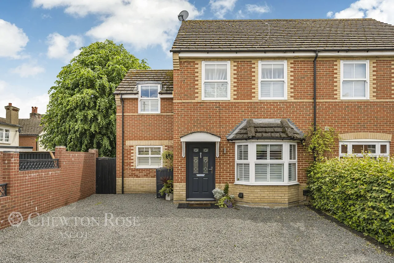3 bed house for sale, Macdonald Road, Lightwater