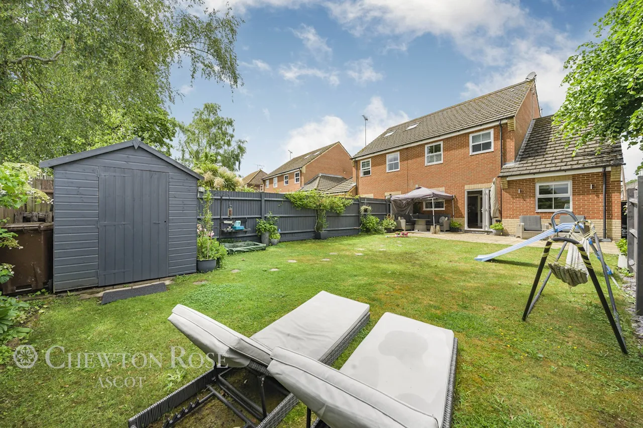Macdonald Road, Lightwater, photo 22