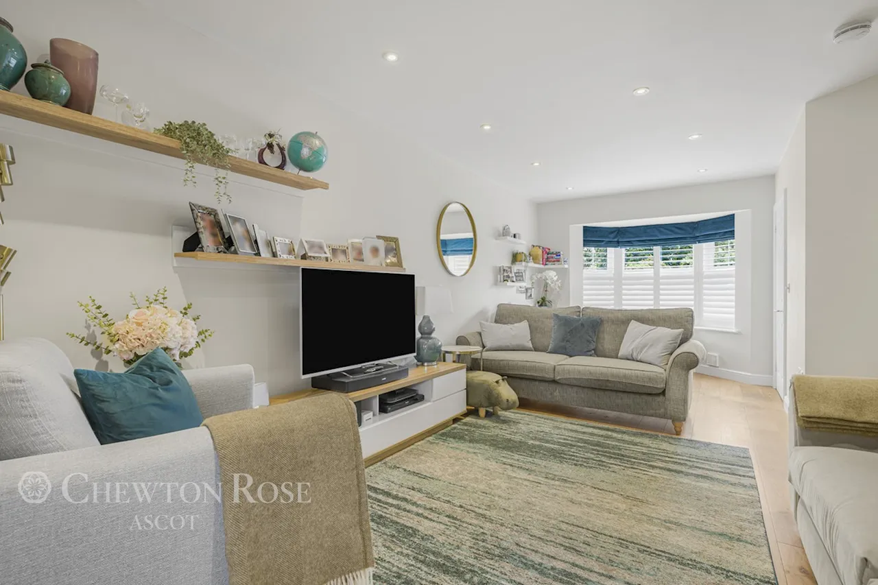 Macdonald Road, Lightwater, photo 8