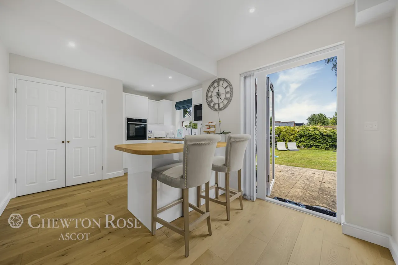 Macdonald Road, Lightwater, photo 9