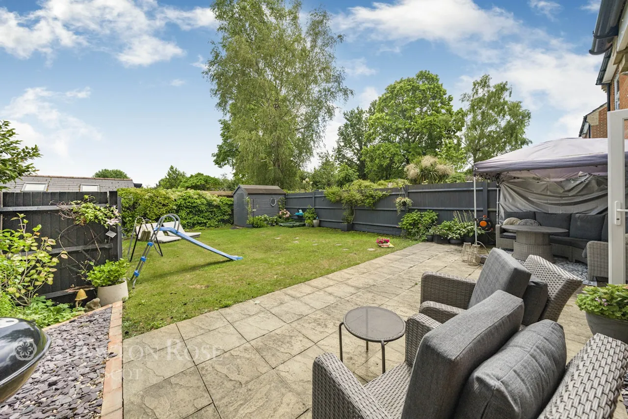 Macdonald Road, Lightwater, photo 18