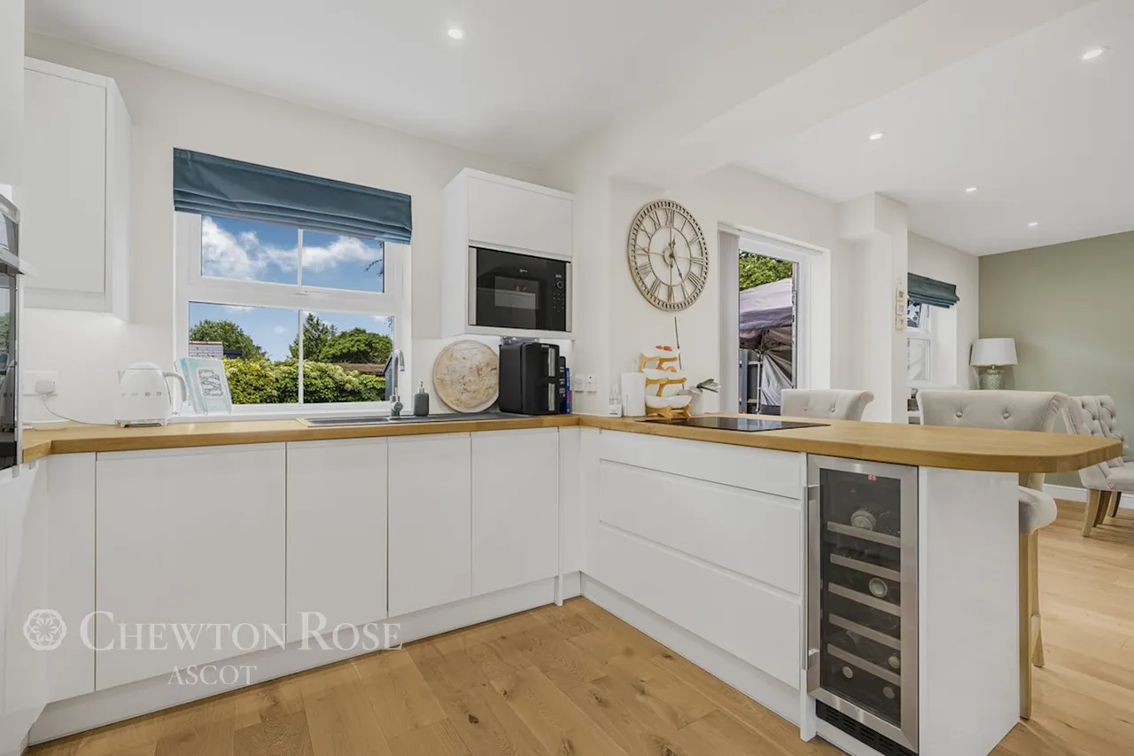 Macdonald Road, Lightwater, photo 10