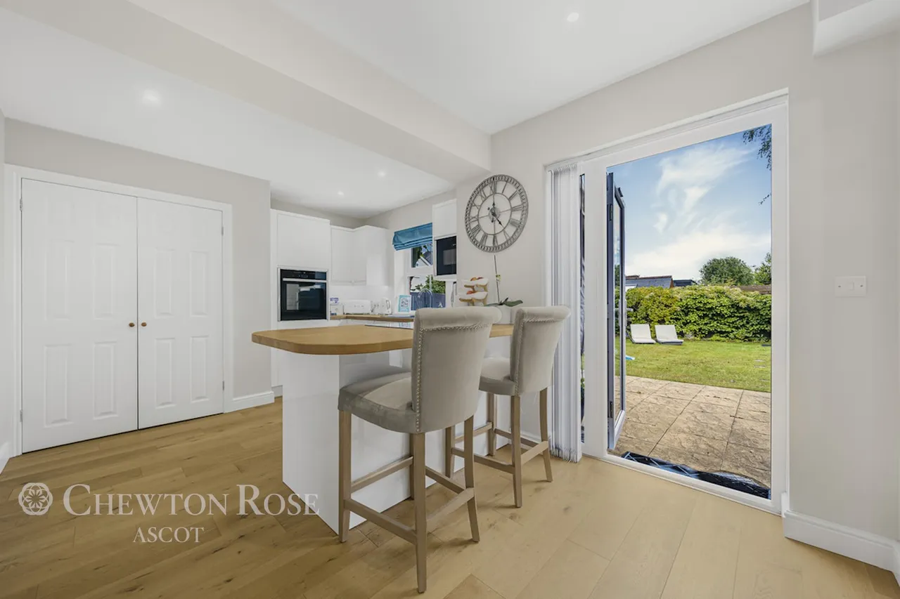Macdonald Road, Lightwater, photo 11