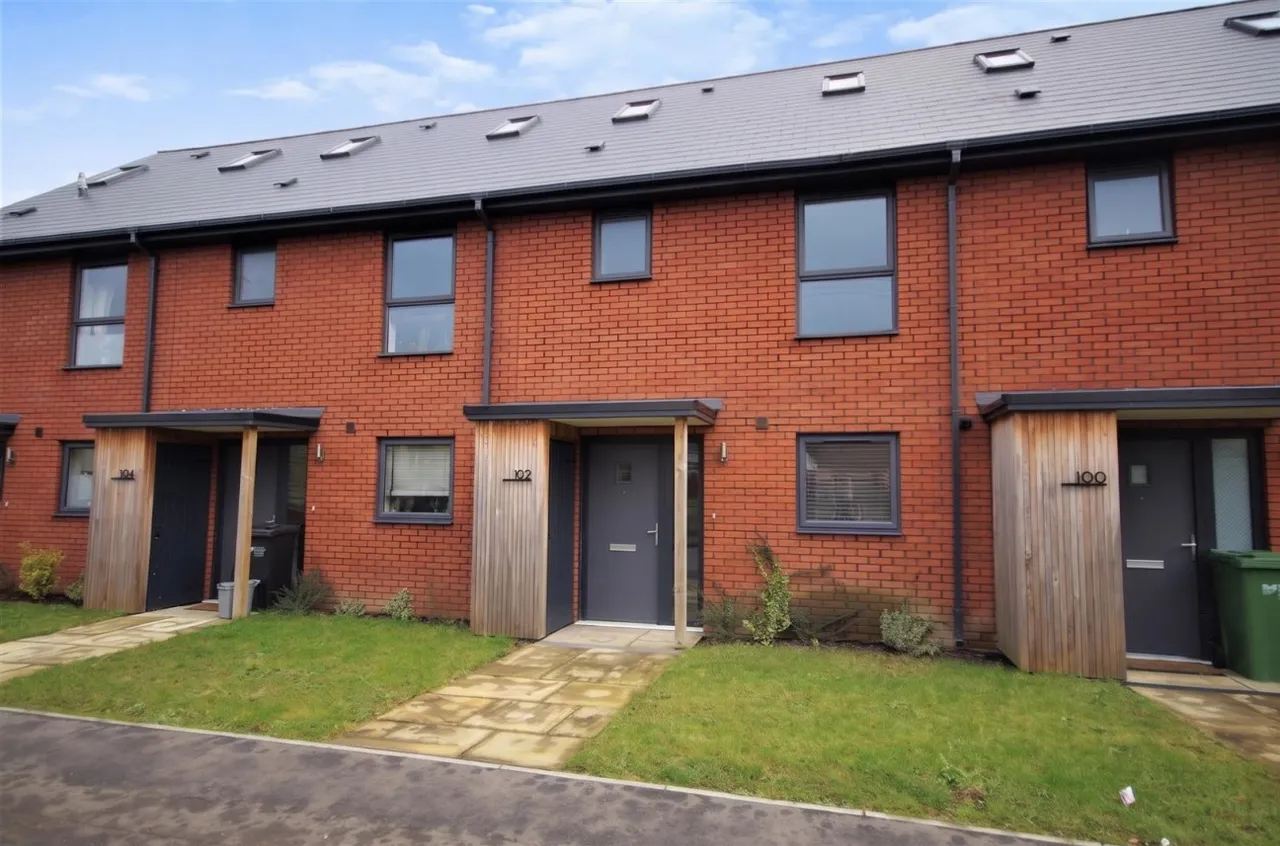 3 bed house to rent, High Street, Cam, GL11