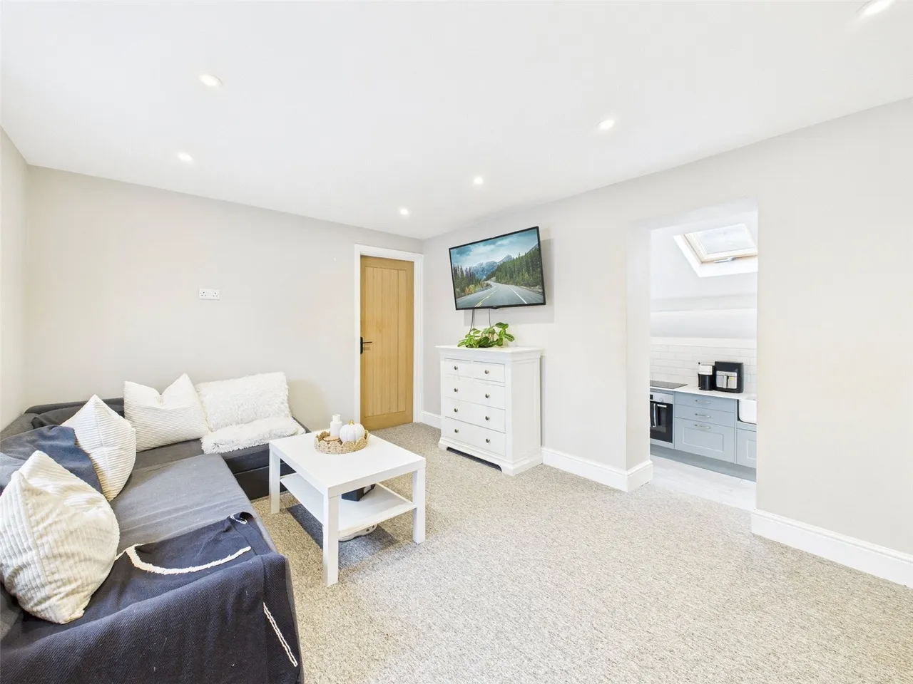 High Street, Hampton Hill, TW12, photo 2