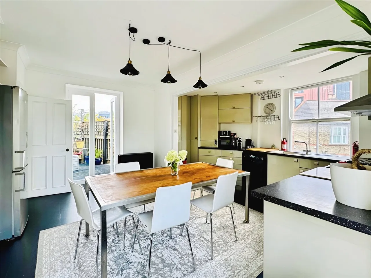 3 bed flat to rent, Paradise Road, Richmond, TW9