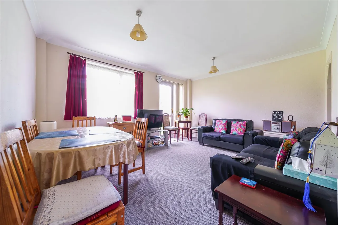 Walton Gardens, Wembley, photo 2