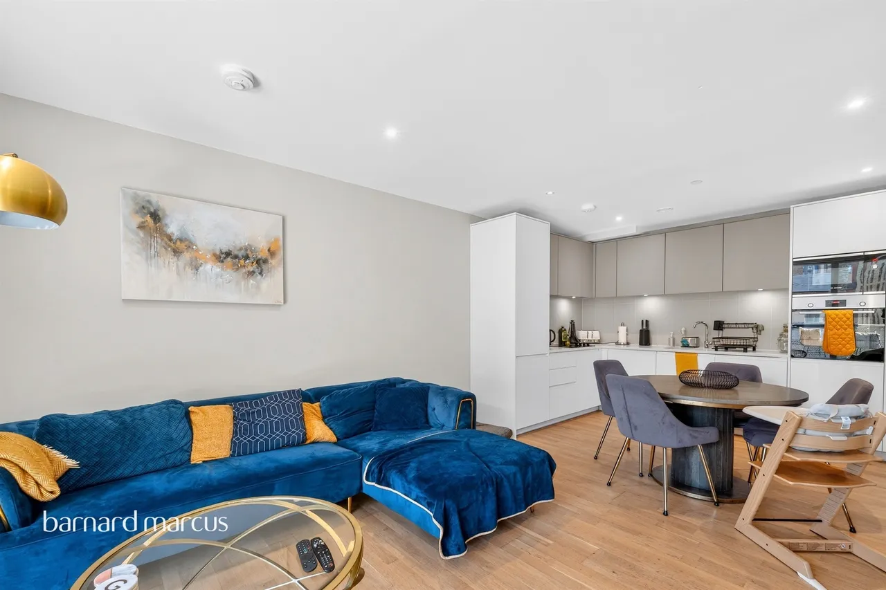 2 bed flat for sale — Grove Street, London