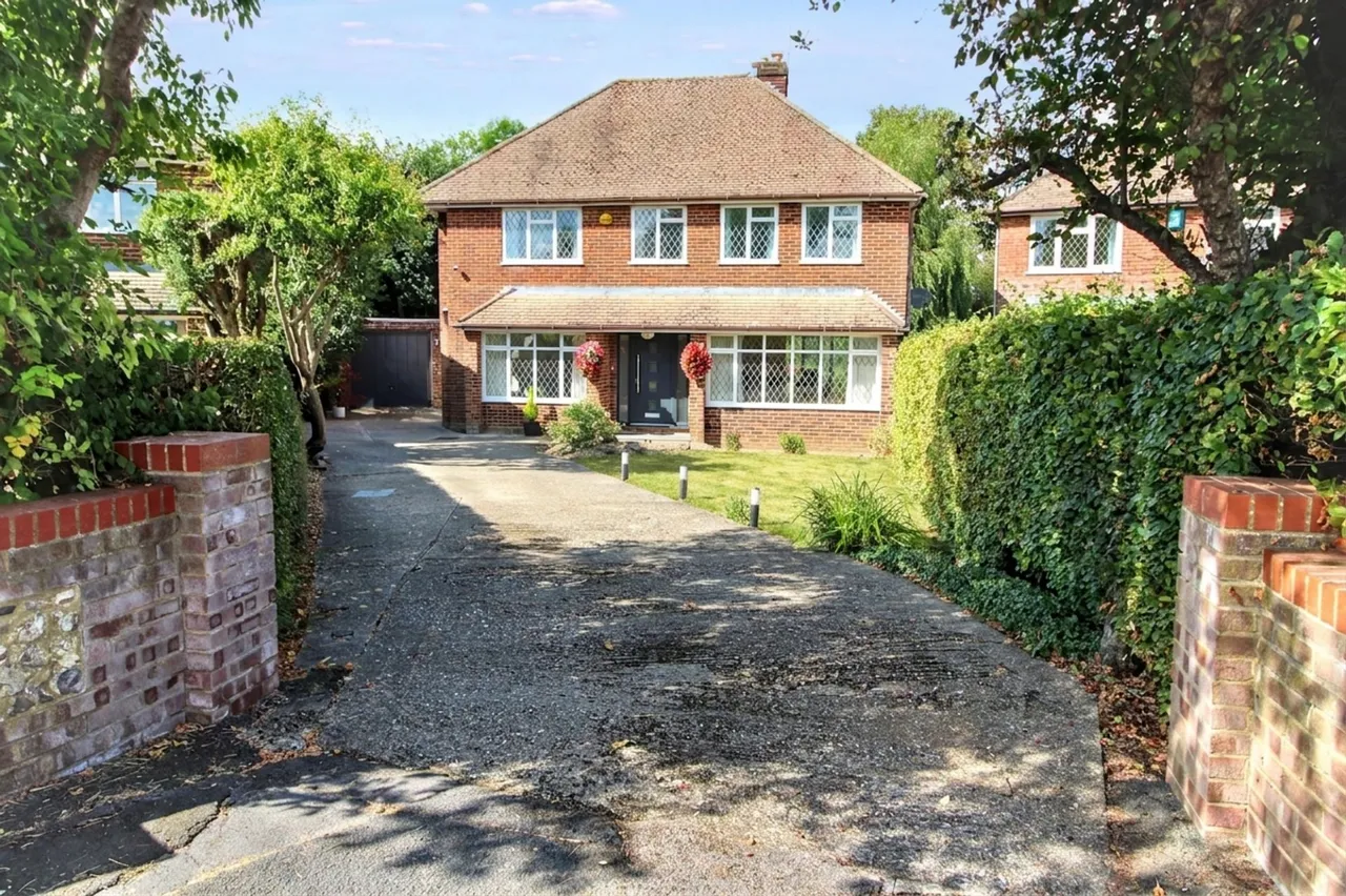 4 bed house for sale, Lester Grove, Hazlemere, HP15