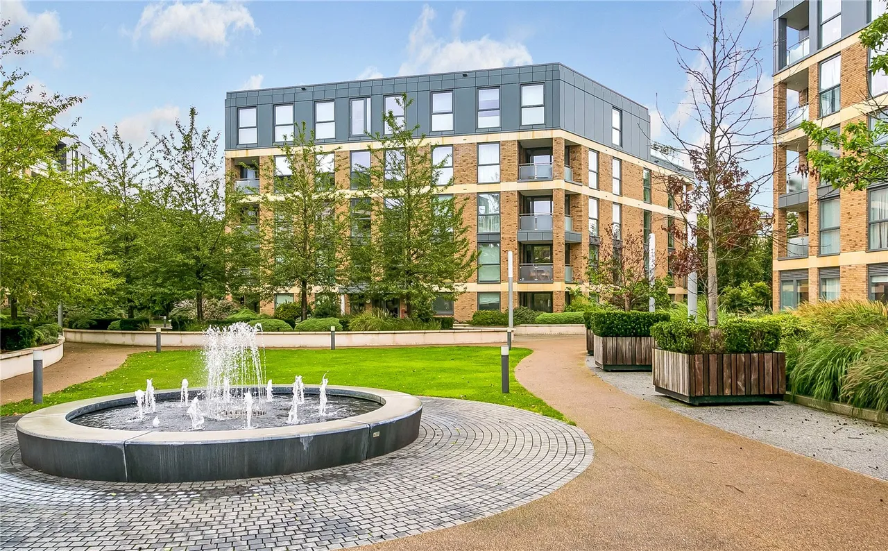 2 bed flat for sale, Levett Square, TW9