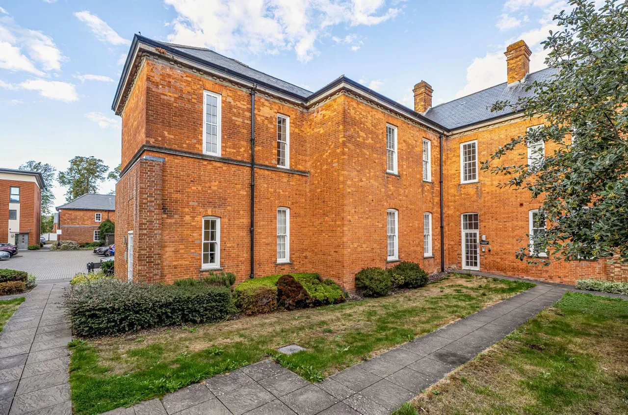 2 bed property for sale, Longley Road, Chichester, PO19