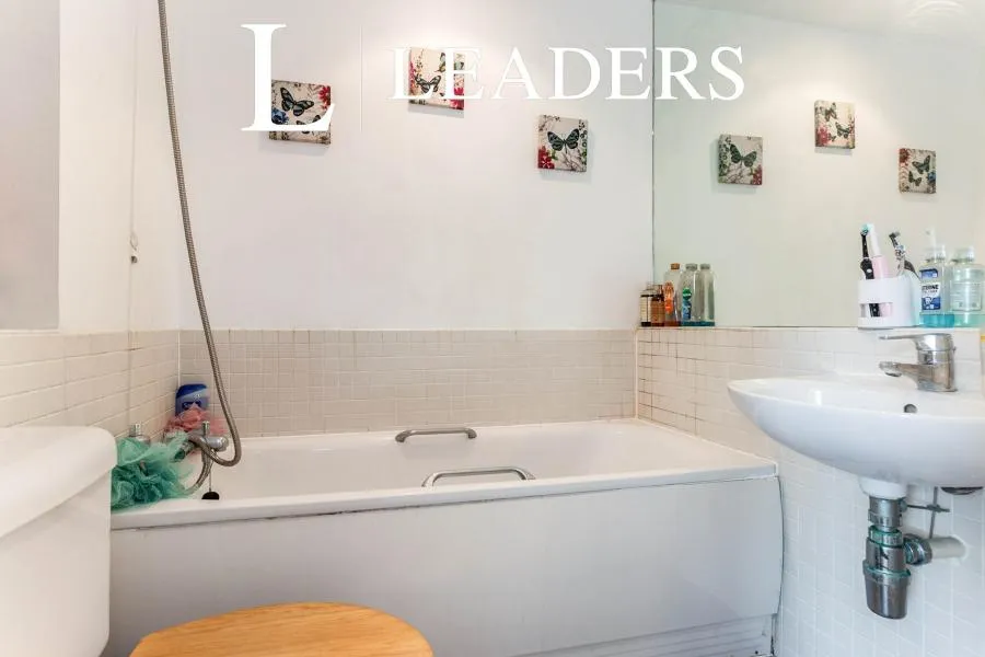 The Oaks Square, Epsom, KT19, photo 7
