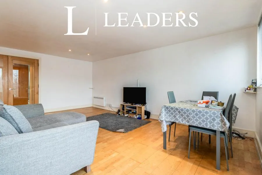 The Oaks Square, Epsom, KT19, photo 4
