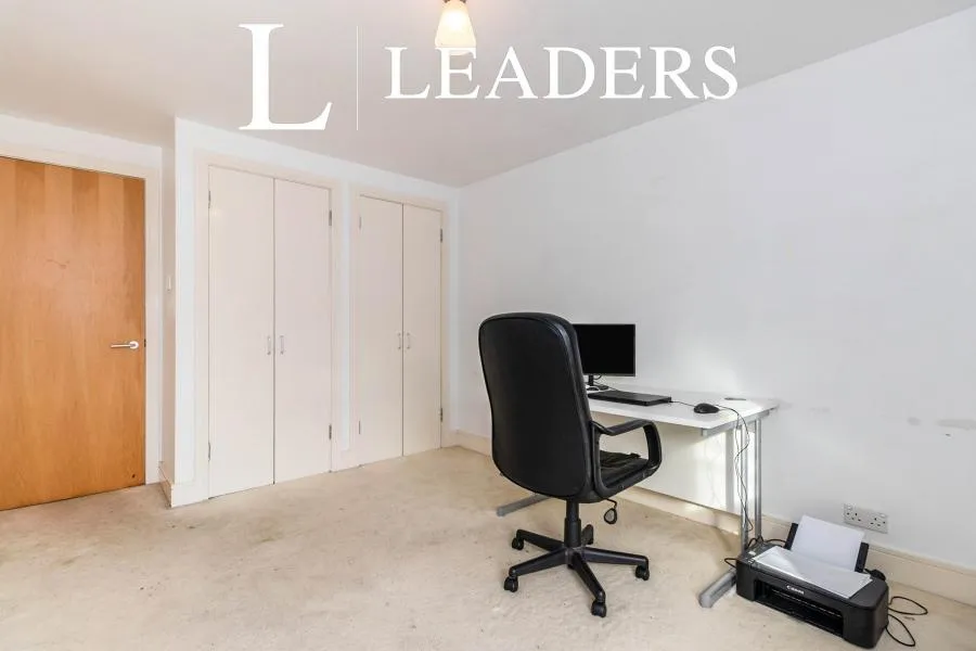 The Oaks Square, Epsom, KT19, photo 9