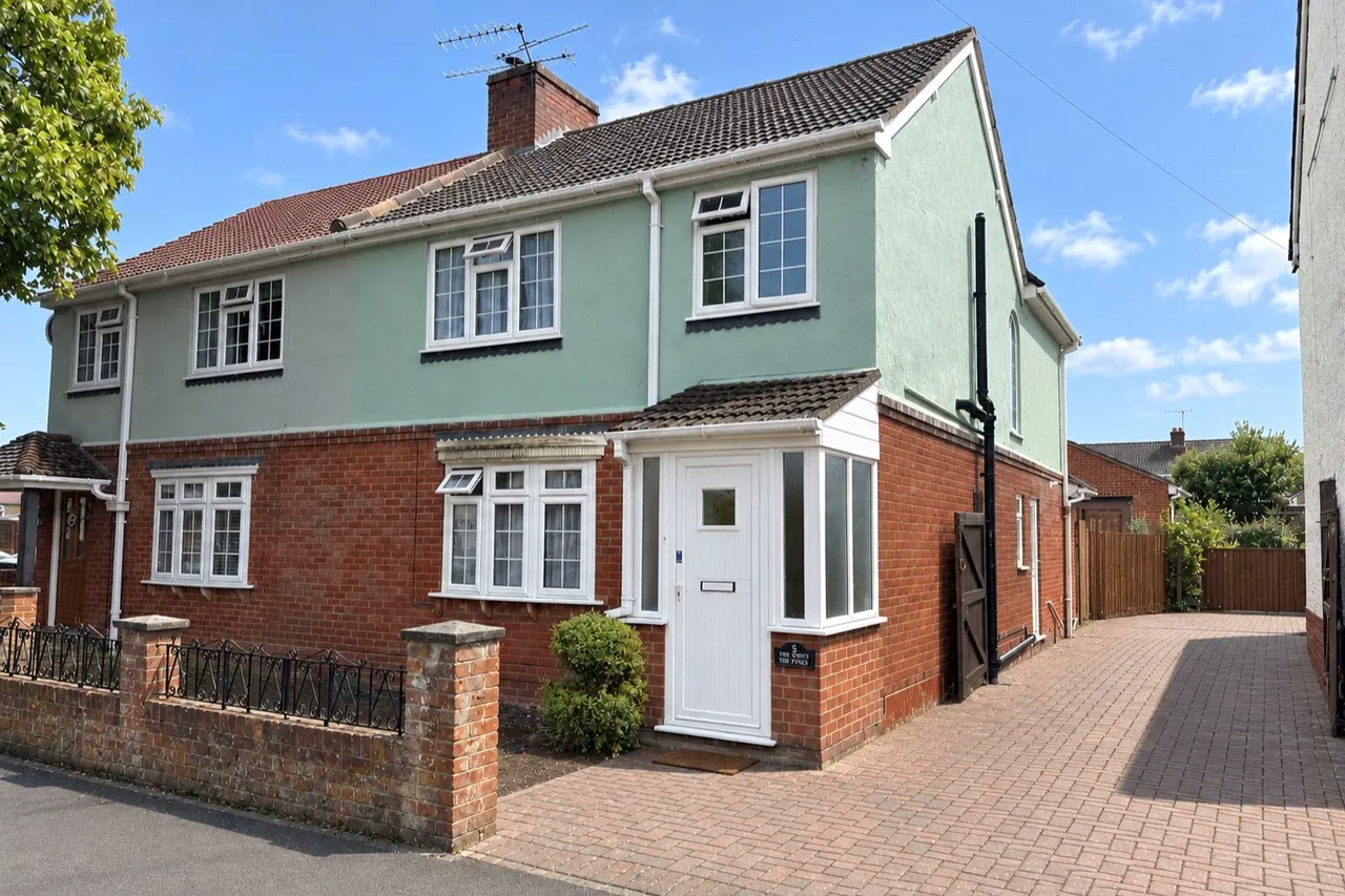 3 bed house for sale — High Street, Farnborough, Hampshire, GU14 6HP