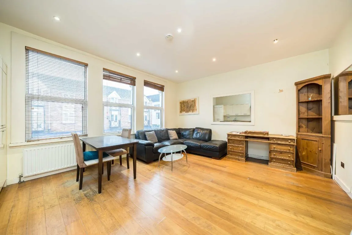 Garratt Lane, SW18, photo 4