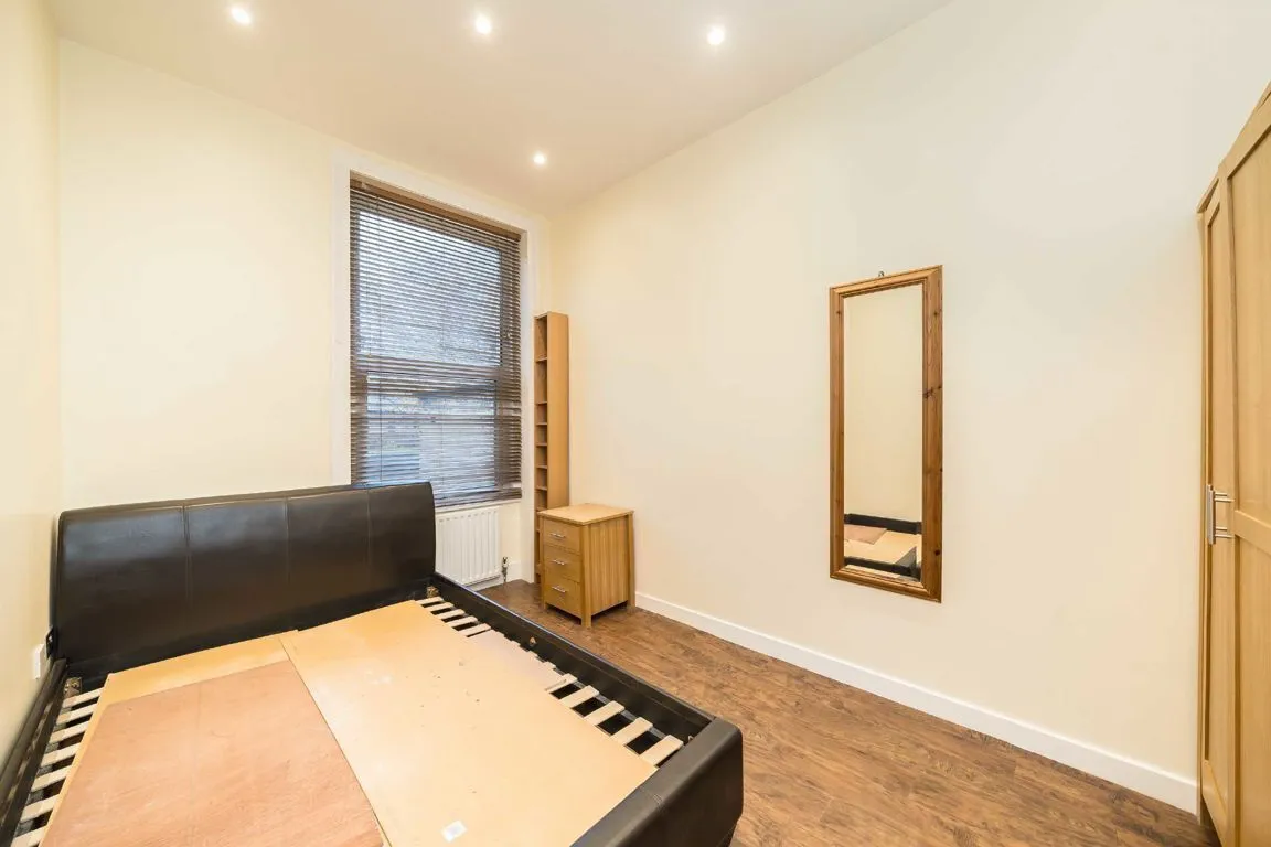 Garratt Lane, SW18, photo 5