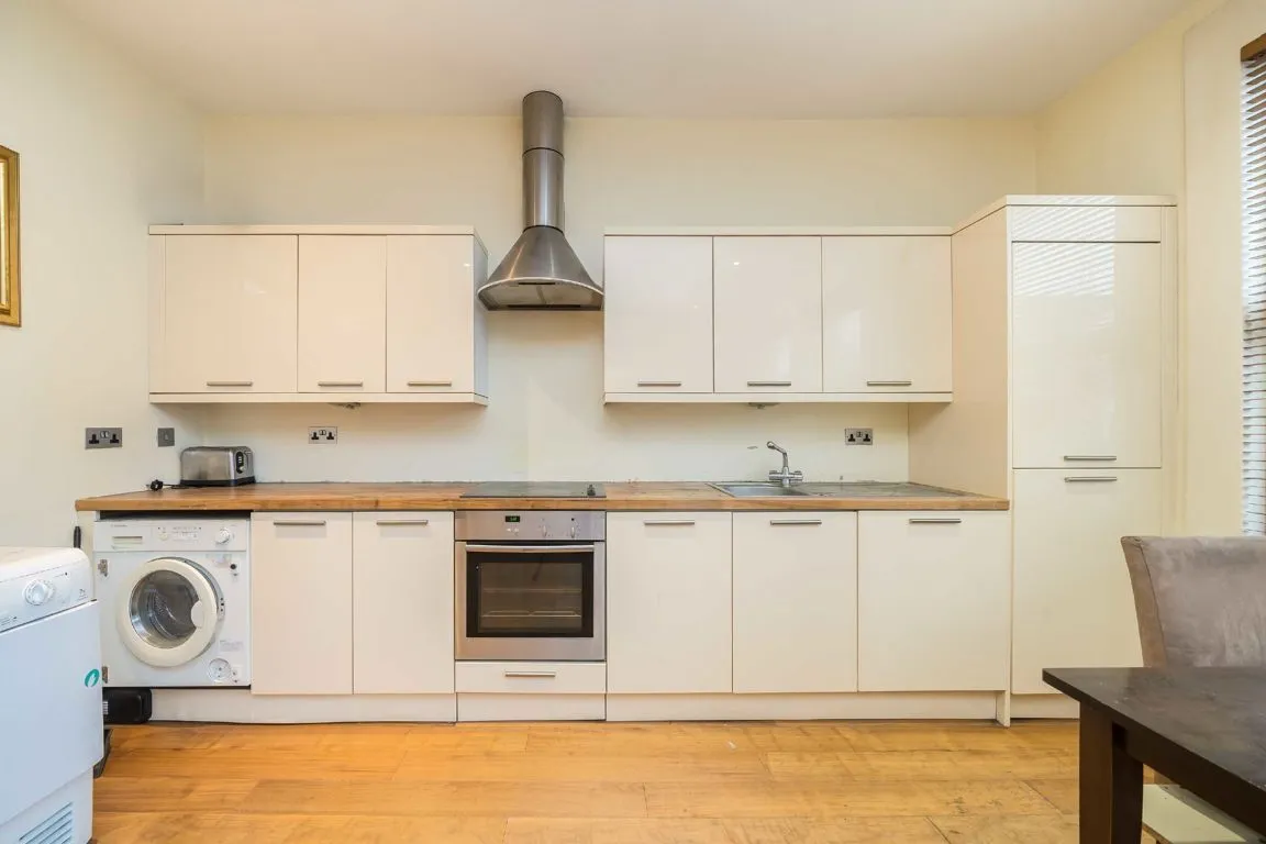Garratt Lane, SW18, photo 2