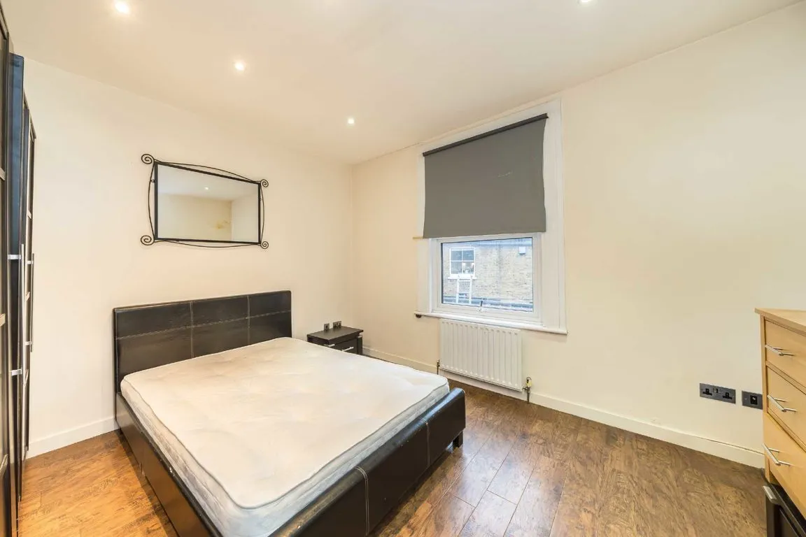 Garratt Lane, SW18, photo 6