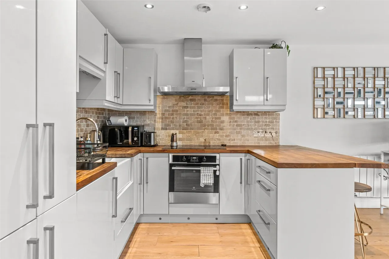 Avenue Road, Hampton, TW12 2BH, photo 4