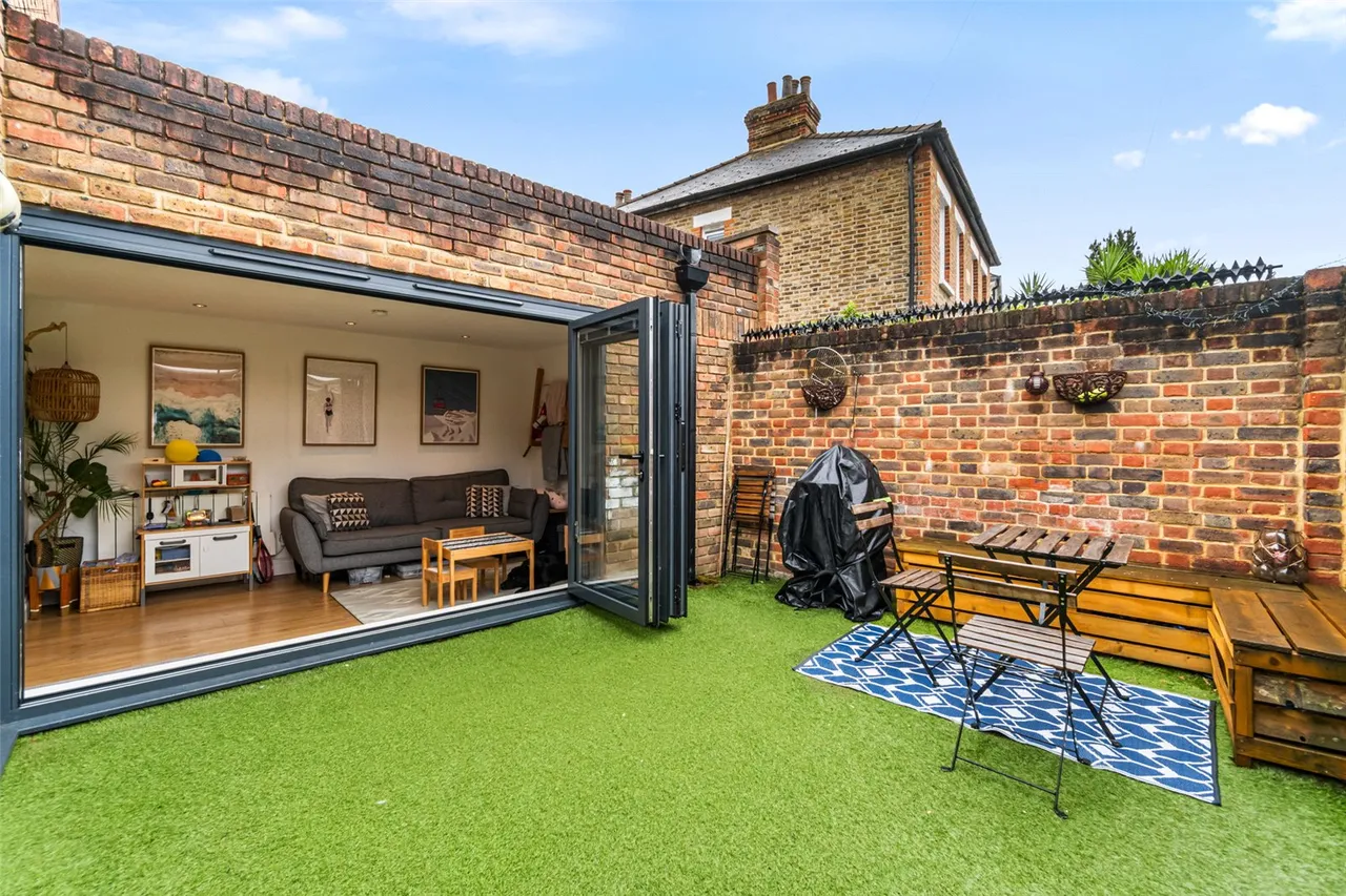 Avenue Road, Hampton, TW12 2BH, photo 2