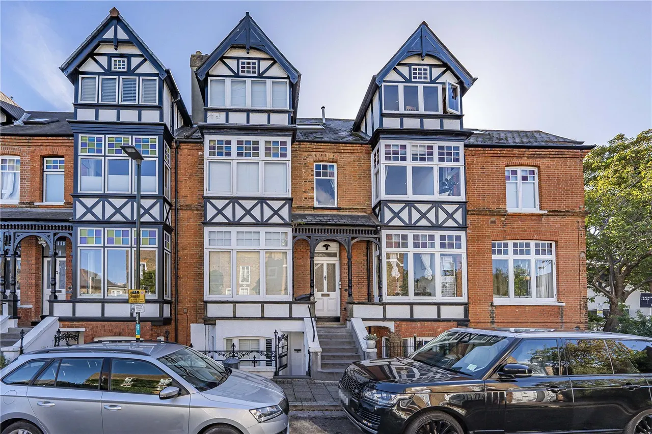 2 bed flat for sale, Warrington Road, Richmond, TW10