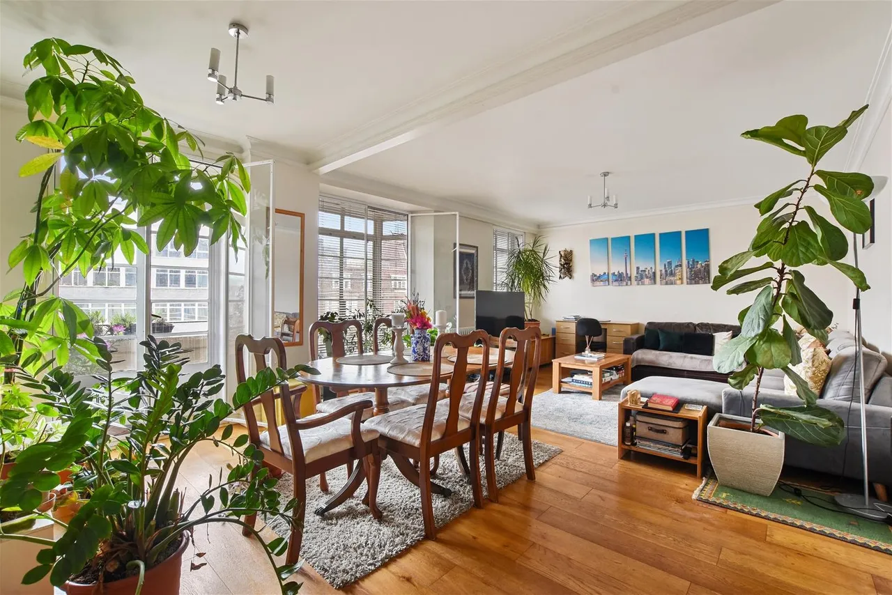 2 bed property for sale — Finchley Road, London