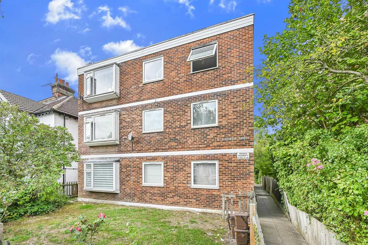 2 bed flat for sale, Heathcote Grove, North Chingford, E4
