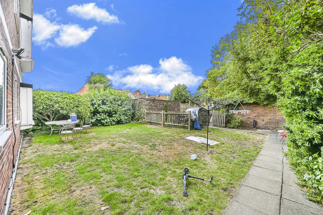 Heathcote Grove, North Chingford, E4, photo 14