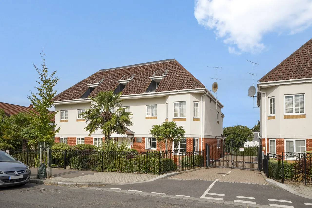 2 bed flat for sale — Gibbs Green, Edgware, HA8