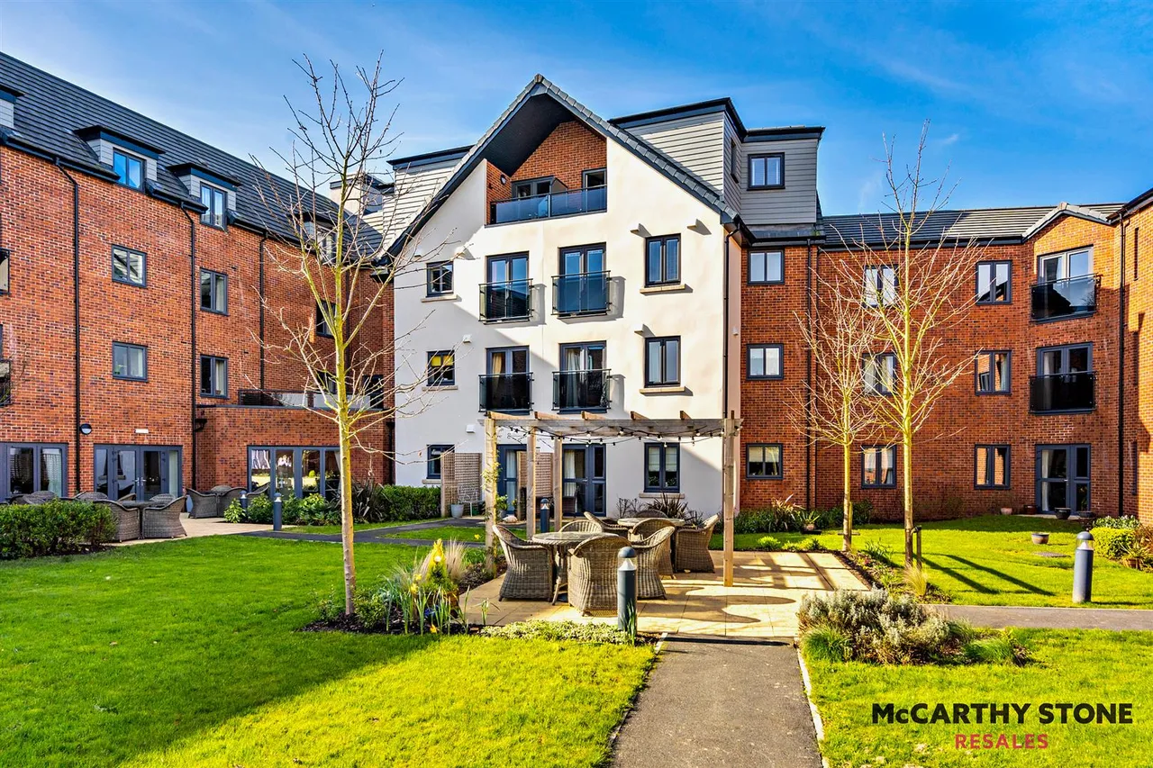 2 bed flat for sale, Burlington Gardens, Leyland, PR25