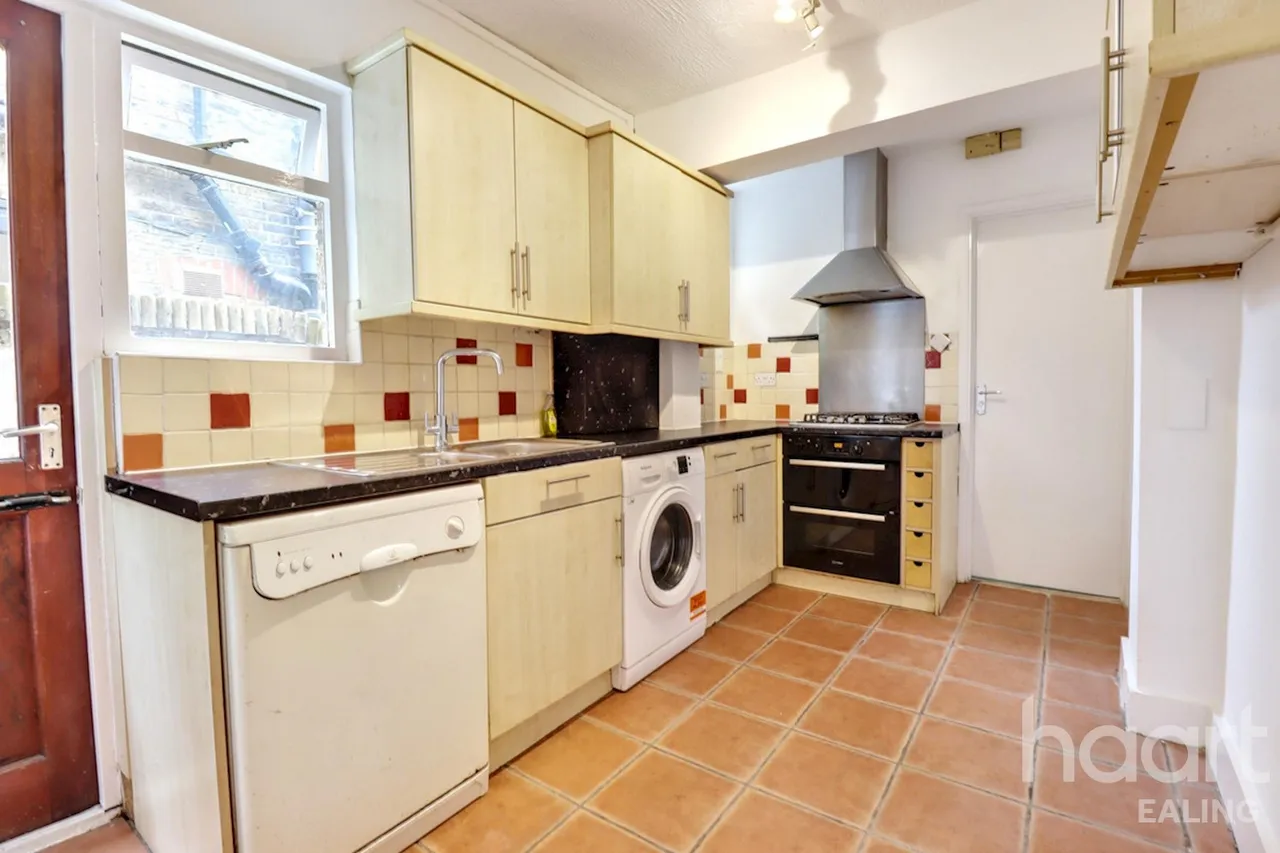 London, Outer London, W7, photo 2