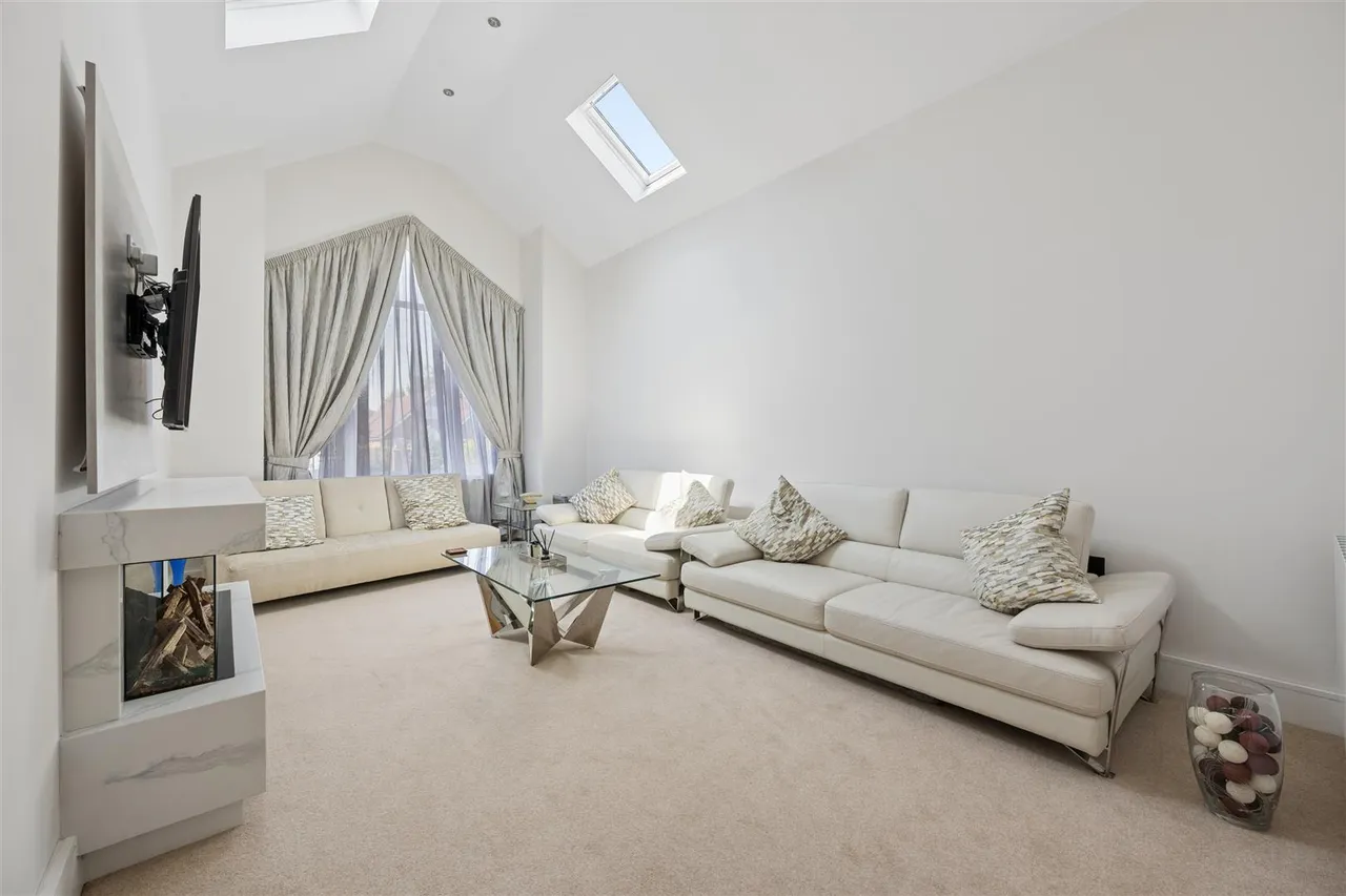 Winmarith Drive, Hale Barns, WA15, photo 3